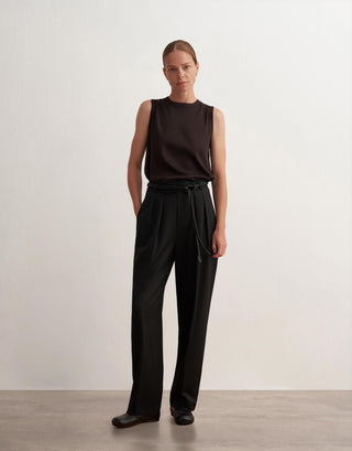 Pleated Wide-Leg Tailored Trousers – Black