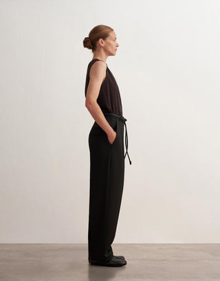 Pleated Wide-Leg Tailored Trousers – Black