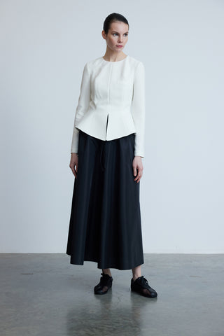 Белая блузка из крепа с передним разрезом и баской