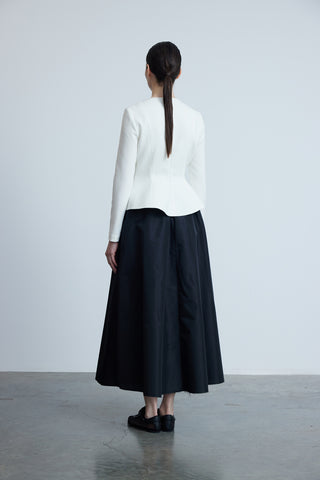 Белая блузка из крепа с передним разрезом и баской