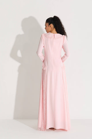 YAKASI VE ETEK KENARLARI DANTELLİ KREP ELBİSE Pembe
